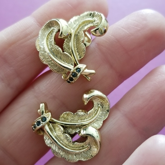 Relisted -Vintage feather plume clip earrings gold blue gems - Picture 2 of 8